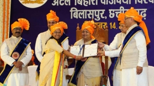 गोल्ड मैडल से सम्मानित हुई होनहार छात्रा श्रीया