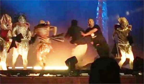 सऊदी अरब में लाइव शो के दौरान तीन कलाकारों पर चाकू से हमला