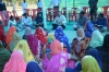 कलेक्टर ने महिलाओं के साथ जमीन पर बैठकर की चर्चा