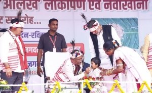 मुख्यमंत्री  विष्णुदेव साय का आत्मीय और वात्सल्यपूर्ण व्यवहार : नन्ही बच्ची भूमिका बघेल को दुलारते हुए खिलाया महुआ लड्डू