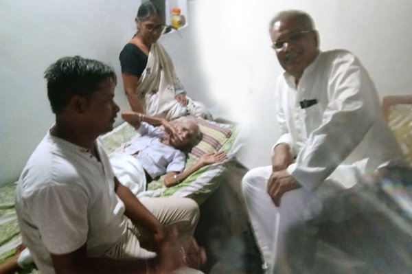 मुख्यमंत्री ने अपनी बुआ से मिलकर उनके स्वास्थ्य लाभ की कामना की