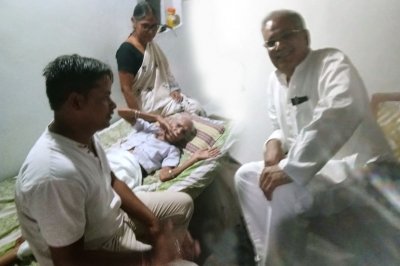 मुख्यमंत्री ने अपनी बुआ से मिलकर उनके स्वास्थ्य लाभ की कामना की