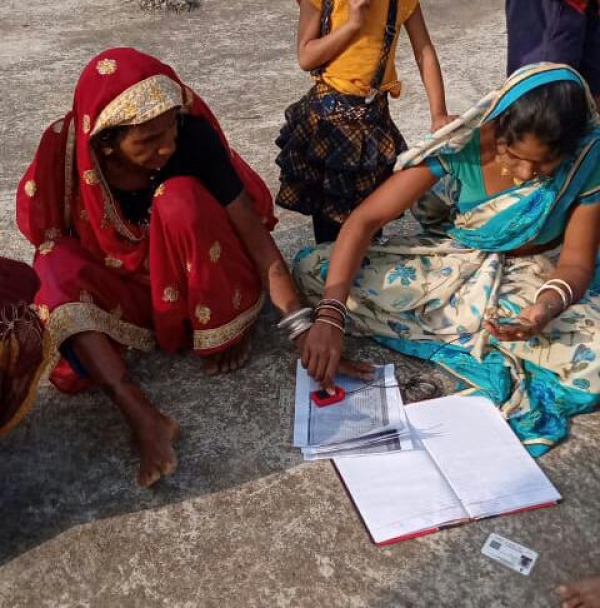 बैंक सखी से ग्रामीणों को अब घर में मिल रही पेंशन व मजदूरी