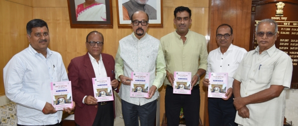 राज्यपाल डेका से अपना घर आश्रम रायपुर के अध्यक्ष ने की सौजन्य भेंट