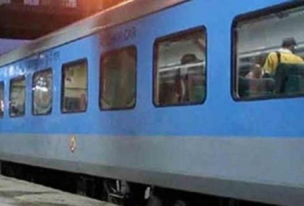 क्रिसमस छुट्टियों से पहले ही ट्रेनें फुल , 25 से 31 दिसंबर के दौरान प्रतीक्षा सूची लंबी