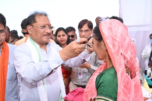 मुख्यमंत्री श्री विष्णु देव साय ने हितग्राहियों को अपने हाथों से पहनाया नजर का चश्मा