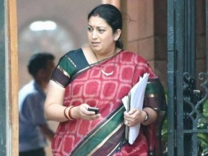 जब भीगा सैनेटरी पैड लेकर किसी के घर नहीं जाते तो क्या मंदिर में जाएंगे? - स्मृति ईरानी