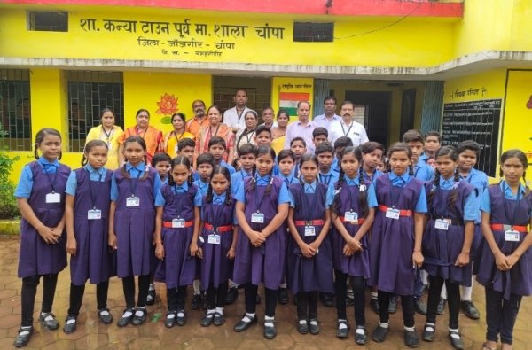 टाउन मिडिल स्कूल के बच्चों को निःशुल्क परिचय पत्र वितरण