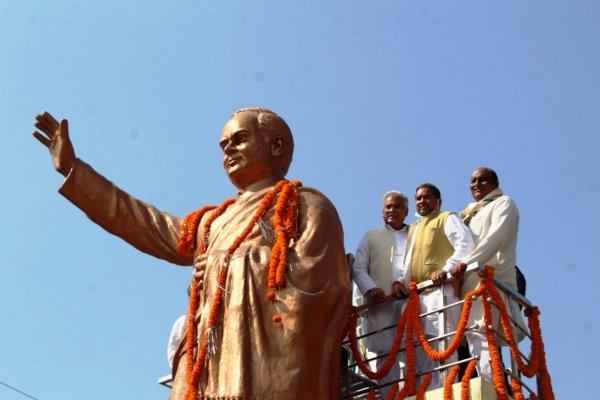 मुख्यमंत्री ने पूर्व प्रधानमंत्री स्वर्गीय  राजीव गांधी की प्रतिमा पर किया माल्यार्पण