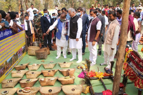 मुख्यमंत्री ने मंगनार गौठान में स्वसहायता समूहों के कार्यों को देखा जनप्रतिनिधियों, समूह की महिलाओं और ग्रामीणों से की चर्चा