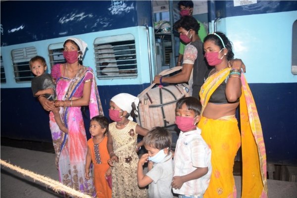 प्रवासी श्रमिकों का चांपा रेल्वे स्टेशन में आने का क्रम जारी