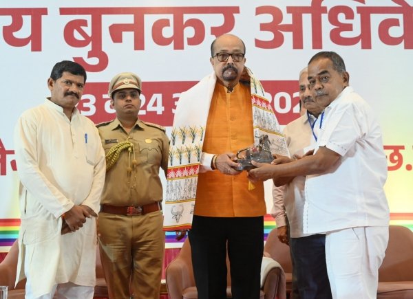सहकार से समृद्धि के मंत्र के साथ आगे बढ़े - राज्यपाल  डेका