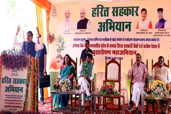 प्रकृति मित्र बनकर धरती माता का आंगन हरा-भरा रखने के लिए लगायें पेड़ : मुख्यमंत्री डॉ. यादव