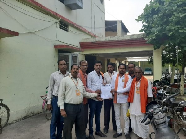 सड़कों से मवेशियों को हटाने सीएमओ को सौंपा ज्ञापन