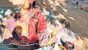 ठंड और भूख से बचाने के लिए मां ने बच्चे को दो हजार रुपए में बेचा