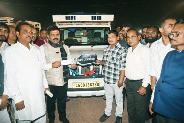 उपमुख्यमंत्री  विजय शर्मा ने पीएम मत्स्य संपदा योजना के तहत मत्स्यपालकों को पिकअप वाहन की सौंपी चाबी