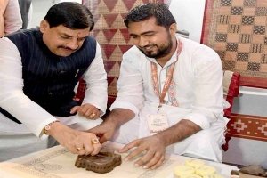 मुख्यमंत्री डॉ. यादव ने मध्यदेश स्थापना दिवस पर बाग प्रिंट का ठप्पा लगाकर पारंपरिक कला को किया प्रोत्साहित