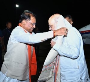 केंद्रीय गृह मंत्री  अमित शाह का मुख्यमंत्री श्री विष्णुदेव साय ने स्वामी विवेकानंद विमानतल पर किया आत्मीय स्वागत