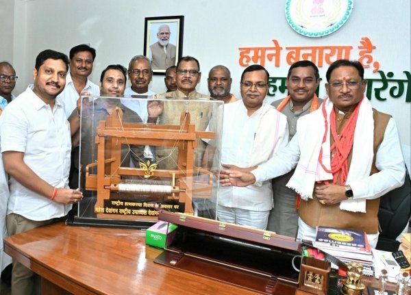 मुख्यमंत्री  विष्णु देव साय से बुनकर समाज के प्रतिनिधिमंडल ने की सौजन्य भेंट