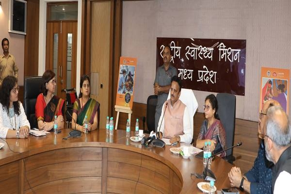 माँ का दूध शिशु की सुरक्षा का पहला टीका : उप-मुख्यमंत्री शुक्ल