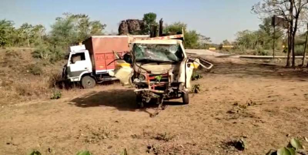 टेडिया पुल पर ट्रक एवं लोडिंग ऑटो में भिड़ंत 4 की मौत