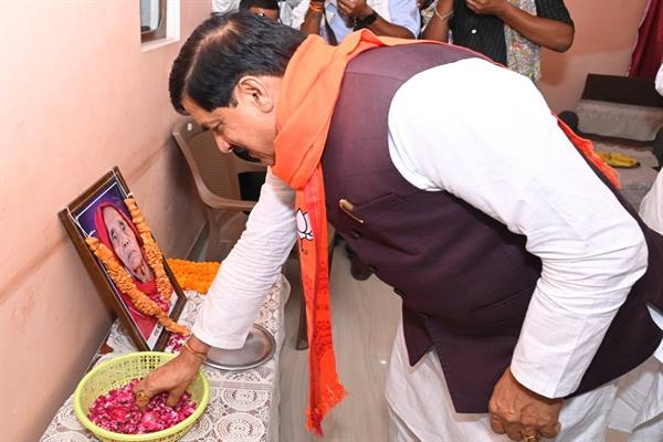 मुख्यमंत्री डॉ. यादव ने स्व. श्रीमती मूर्ति देवी को दी श्रद्धांजलि