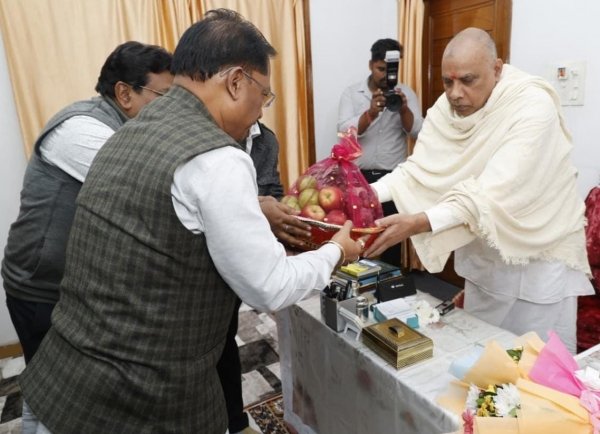 मुख्यमंत्री&nbsp; विष्णु देव साय ने अघोर गुरुपीठ में की पूजा-अर्चना, प्रदेश की सुख-समृद्धि के लिए की प्रार्थना