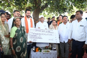 कटहल&ndash;गुलमोहर की छांव में सजी चौपाल, मुख्यमंत्री ने सरोधी में सुनी जनता की आवाज*