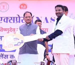 प्रदेश की लाइफलाइन हुई सशक्त: मुख्यमंत्री श्री विष्णुदेव साय ने 370 नई एम्बुलेंस को दिखाई हरी झंडी
