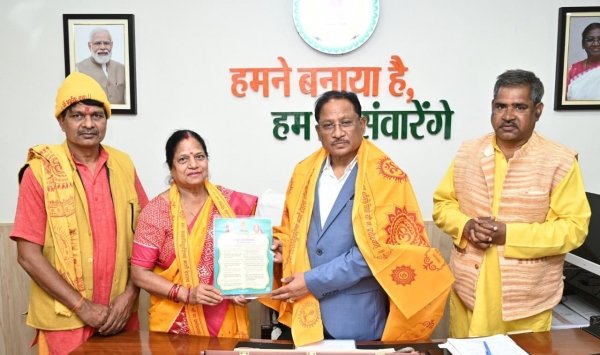 मुख्यमंत्री से अखिल विश्व गायत्री परिवार के सदस्यों ने सौजन्य मुलाकात की