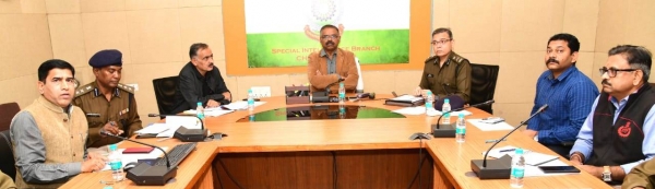 डीजीपी ने की एमएमसी जोन के नक्सल विरोधी अभियान की समीक्षा : आगामी 5 माह की रणनीति बनाकर ऑपरेशन चलाने के दिये निर्देश