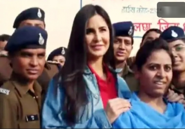 MP के गांव पहुंचीं कटरीना कैफ, गांववालों-बच्चों से की बातचीत