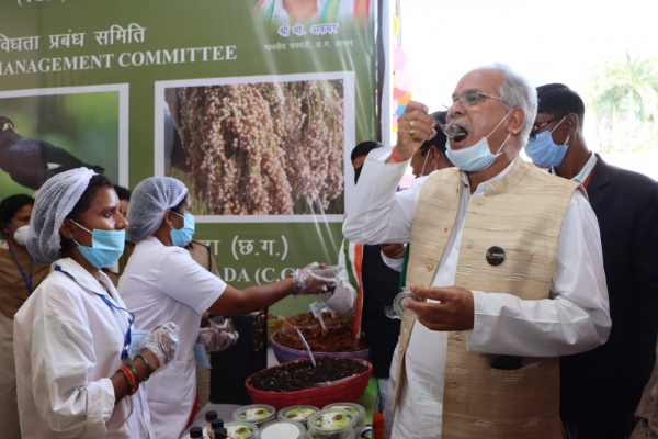 मुख्यमंत्री भूपेश बघेल ने महिला समूह द्वारा महुआ से बने हलवा और कुकीज का लिया स्वाद...