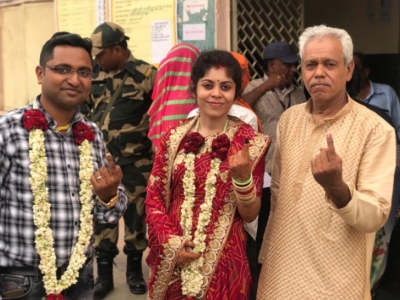 दूल्हा-दुल्हन ने पहले किया मतदान, फिर निभाई शादी की रस्में