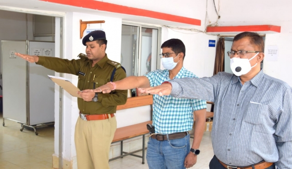 कबीरधाम पुलिस को एसपी सिन्हा ने संविधान रक्षा की शपथ दिलाई