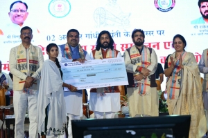 खादी और स्थानीय उत्पादों के अधिकाधिक उपयोग पर जोर - मंत्री  गजेन्द्र यादव