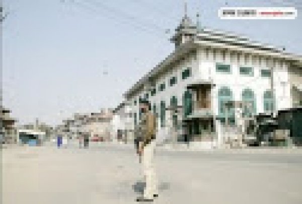 श्रीनगर में बंद के चलते गुरुवार को पसरा सन्नाटा - फोटो : बासित जरगर