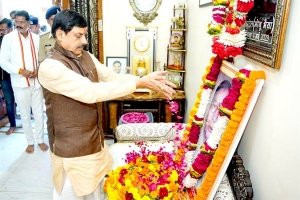 मुख्यमंत्री डॉ. यादव ने गोटेगांव पहुंचकर मंत्री श्री पटेल की माताजी के निधन पर दी श्रद्धांजलि