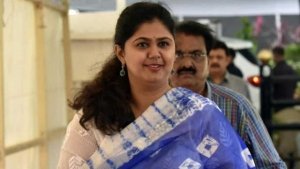 पार्टी छोड़ने की अटकलों को पंकजा मुंडे ने किया खारिज, कहा- मैं समर्पित कार्यकर्ता प्रेषित समय :21:05:22 PM / Tue, Dec 3rd, 2019