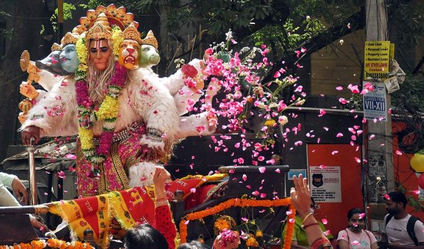 त्योहारों और शोभायात्राओं पर हो रहे हमले संयोग नहीं प्रयोग है