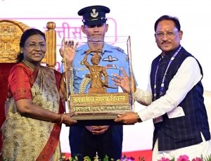 जनजातीय गौरव दिवस समारोह का ऐतिहासिक क्षण : मुख्यमंत्री  विष्णु देव साय ने राष्ट्रपति श्रीमती द्रौपदी