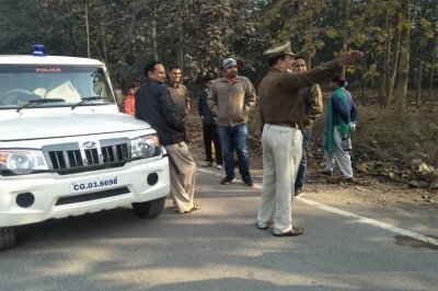 जंगल से भटक कर चार हाथियों का दल देर रात शहर के बीच कॉलोनी में घुसा