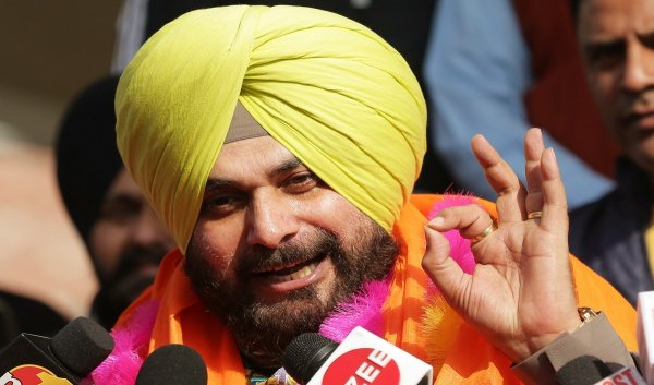 सिद्धू के विवादित बयान पर भड़के पुलिस अधिकारी, भेजा मानहानि का नोटिस