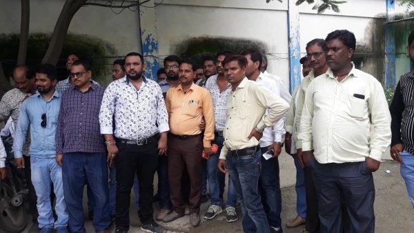 ठेकेदारों ने भुगतान के लिए किया आंदोलन