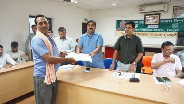 प्रधानमंत्री आवास योजना अंतर्गत 76 पात्र हितग्राहियों को भवन अनुज्ञा निर्माण की अनुमति एवं ड्राइंग का किया गया वितरण