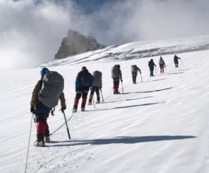 हिमालय में गूँजी जशपुर की गूंज: आदिवासी युवाओं ने जगतसुख पीक पर खोला नया मार्ग*