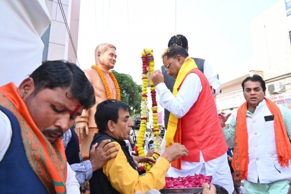 मुख्यमंत्री  विष्णु देव साय ने आज राजधानी रायपुर के अवंती विहार एटीएम चौक स्थित भारत रत्न पूर्व प्रधानमंत्री  अटल बिहारी वाजपेयी  की प्रतिमा पर माल्यार्पण कर उन्हें नमन किया