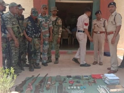 जवानों ने रॉकेट लॉन्चर समेत भारी मात्रा में नक्सलियों के हथियार बरामद किए