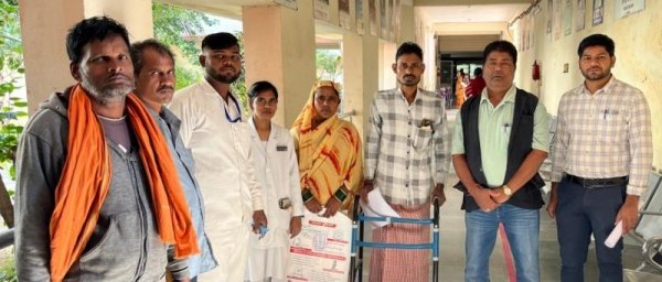 दो वर्षों से चलने में असमर्थ दिनेश को मिली नई जिंदगी