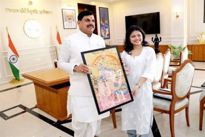 मुख्यमंत्री डॉ. यादव को गौरांगी ने भेंट की इंडोनेशियाई रामायण से प्रेरित श्रीराम-सीतामाता के स्वयंवर की पेंटिंग